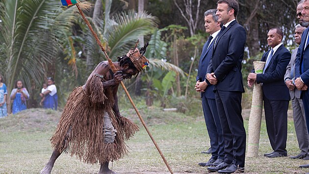 Emmanuel Macron a domorodí taneèníci v Touho na severu Nové Kaledonie (25. èervence 2023)