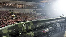 Mezikontinentální balistická raketa Hwasong-17 bìhem vojenské pøehlídky na...