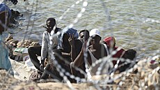 Migranti se shromažïují v oblasti poblíž libyjsko-tuniské hranice, kde jim...
