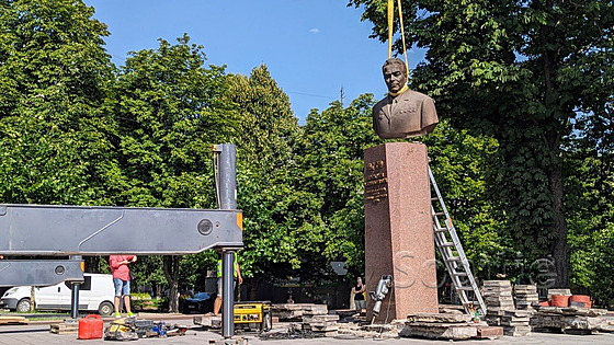 V ukrajinském mìstì Kamjanske odstranili sochu Leonida Brežnìva. (27. èervence...