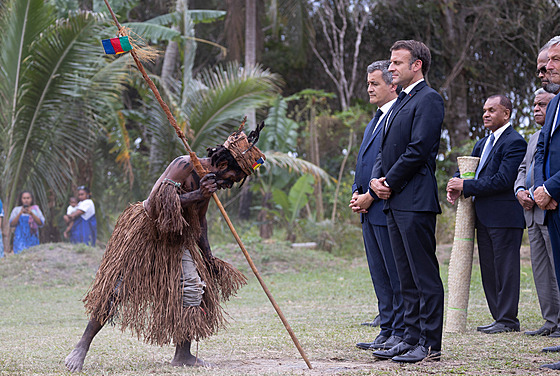 Emmanuel Macron a domorodí taneèníci v Touho na severu Nové Kaledonie (25....