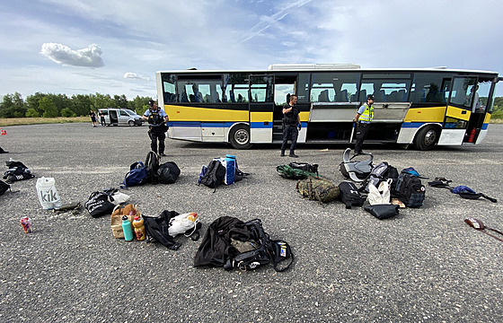 Policisté zatavili autobus, který vozí lidi na hudební festival v Milovicích. V...