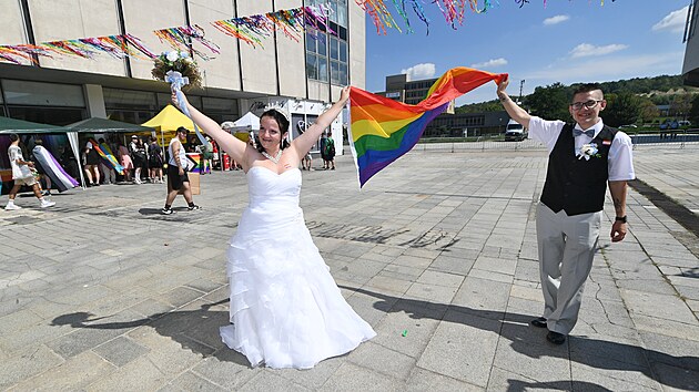 Svùj velký den na Most Pride pøišly oslavit také Martina a Laïka. Pøijely sem rovnou ze „svatební“ hostiny, kterou slavily právì uzavøené registrované partnerství.