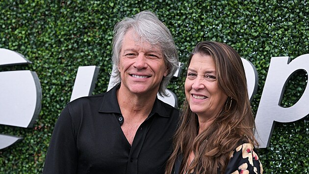 Celoživotní lásku si slíbili i Jon Bon Jovi a jeho žena. Potkali se na støední a jsou zamilovaní dodnes. Vzhlídl se v nich i jejich syn, který bude mít zanedlouho veselku se svou teprve devatenáctiletou snoubenkou.