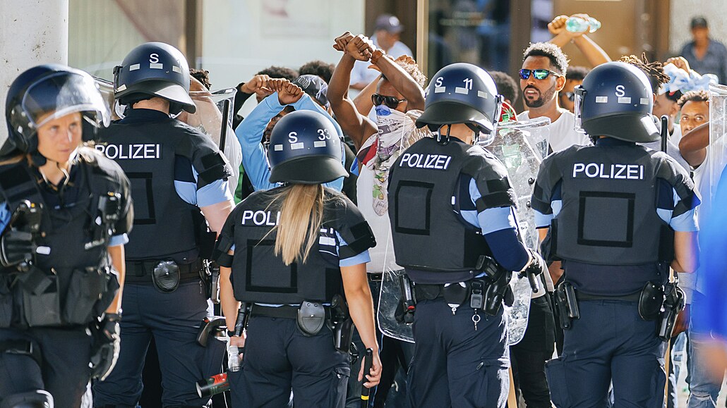 Skupina lidí je obklíèena policejními silami po nepokojích na akci v nìmeckém...