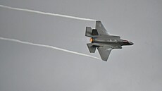 Letouny amerického F-35A Lightning II Demonstration Teamu pøeletìly do Ostravy...