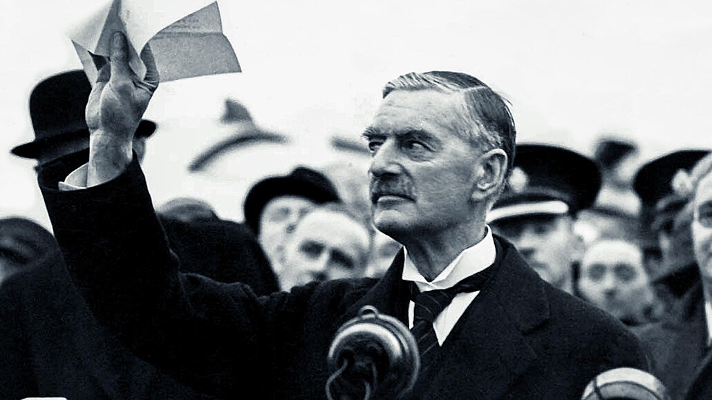 Britský premiér Neville Chamberlain po setkání s Adolfem Hitlerem v Mnichovì.