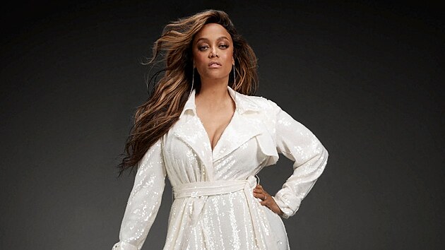 Tyra Banksová jako modelka pro znaèku Karen Millen a plus size kolekci ICONS (2023)