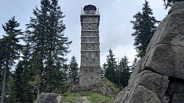 Rozhledna Pajndl nad Nejdkem a socha legendárního ochránce Gutštoka