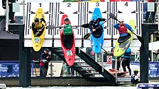 ADRENALINOVÝ START. Závodníci se spouští na tra kayakcrossu, v èervené lodi...