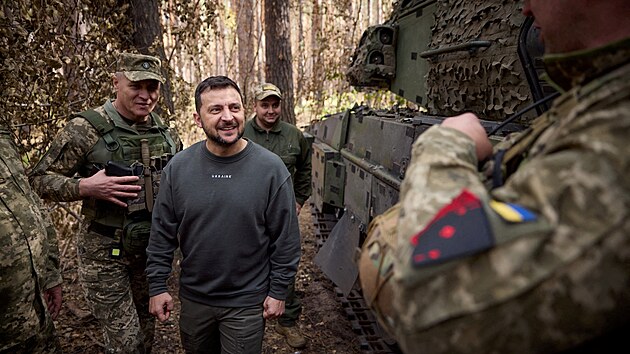 Ukrajinský prezident Volodymyr Zelenskyj si prohlíží tank Leopard 2 pøi návštìvì pozice ukrajinských vojákù. (3. øíjna 2023)