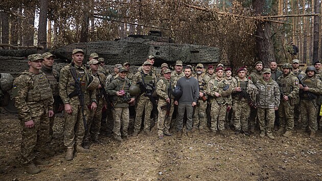 Volodymyr Zelenskyj (uprostøed) s ukrajinskými vojáky pøed tankem Leopard 2 na frontì v Charkovské oblasti na Ukrajinì. (3. øíjna 2023)