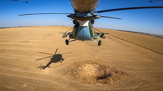Ukrajinský vojenský vrtulník Mi-8 startuje na východì Ukrajiny ke splnìní vojenské mise. (29. záøí 2023)