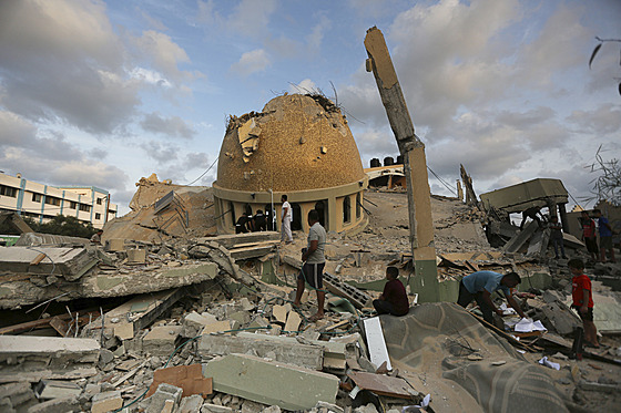 Znièená mešita po izraelském náletu (8. øíjen 2023)