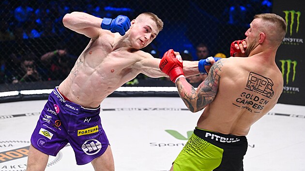 MMA zápasník Leo Brichta zápasí s Romanem Szymanskim v polské organizaci KSW.