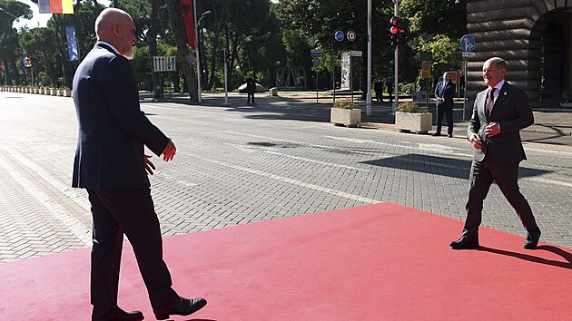 Nìmecký kancléø Olaf Scholz pøi pøíchodu na summit zemí berlínského procesu v albánské Tiranì. Vítá ho albánský premiér Edi Rama. (16. øíjna 2023)