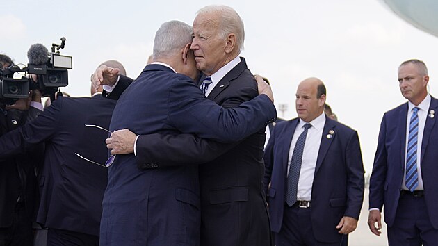 Prezident USA Joe Biden pøiletìl do Tel Avivu. Na letišti ho pøivítali izraelský premiér Benjamin Netanjahu a prezident Jicchak Herzog. (18. øíjna 2023)