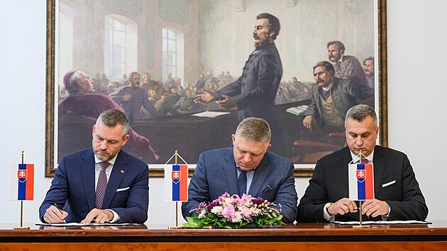 Smìr-Sociální demokracie (Smìr-SD), Hlas-SD a Slovenská národní strana (SNS) se dohodly, že vytvoøí novou slovenskou vládu. Memorandum podepsali pøedsedové trojice stran Peter Pellegrini, Robert Fico a Andrej Danko. (11. øíjna 2023)