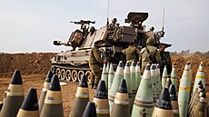Izraelské dìlostøelecké jednotky se pøipravují na vstup do Gazy. (9. øíjna 2023)