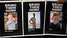 Plakáty s fotografiemi pohøešovaných osob jsou vyvìšeny v hotelu v Londýnì....