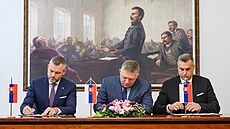 Smìr-Sociální demokracie (Smìr-SD), Hlas-SD a Slovenská národní strana (SNS) se...
