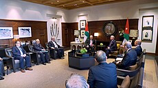 Šéf palestinské autonomie Mahmúd Abbás (vlevo) pøi setkání s jordánským králem...