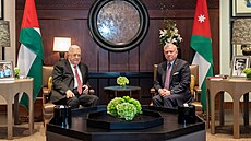Šéf palestinské autonomie Mahmúd Abbás (vlevo) pøi setkání s jordánským králem...