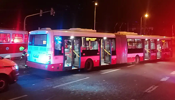 Nehoda tramvaje a autobusu v pražské Hostivaøi (14. øíjna 2023)