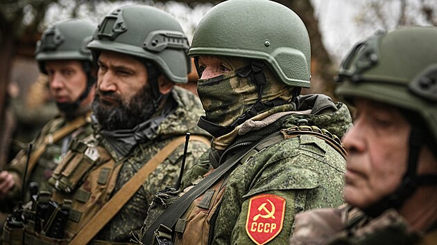 Ruští vojáci z jednotky, kterou tvoøí obyvatelé republiky Baškortostán, operují na neznámé pozici v Luhanské oblasti. (25. øíjna 2023)