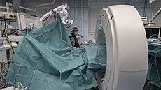 S pomocí mobilního rentgenu dokážou chirurgové v Mìstské nemocnici Ostrava...