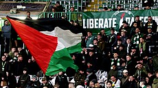 Fanoušci Celtiku bìhem utkání fotbalové Ligy mistrù opìt podpoøili Palestinu.