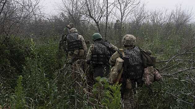 Ukrajinští vojáci u Dnìpru nedaleko Chersonu (14. øíjna 2023)