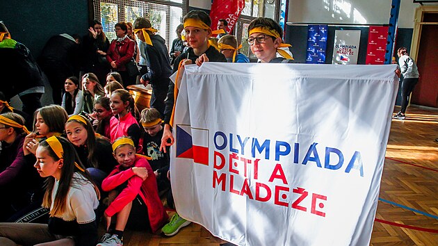 S maskotem dìtské olympiády se už stihli seznámit studenti sportovního gymnázia Èeská v Èeských Budìjovicích, kde se konalo odhalení jeho podoby.