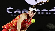 Jelena Rybakinová podává na Turnaji mistryò v mexickém Cancúnu.