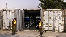 Mobilní márnice na základnì izraelských obranných sil u Tel Avivu, která...