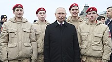 Ruský prezident Vladimir Putin pózuje s èleny Národního hnutí mladých kadetù...