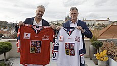 Generální manažer reprezentace Petr Nedvìd (vlevo) a hlavní trenér Radim Rulík...