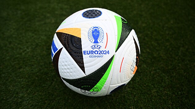 Oficiální míè pro nadcházející fotbalové mistrovství Evropy v Nìmecku.