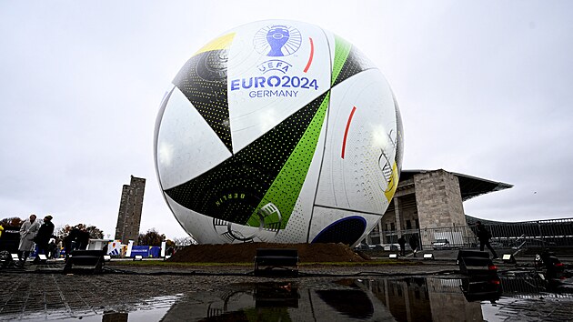 Fotbalová láska. Tak Nìmci pojmenovali oficiální míè pro Euro 2024.