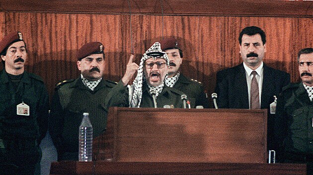 Pøedseda Organizace pro osvobození Palestiny (OOP) Jásir Arafat promlouvá ke shromáždìní palestinských lídrù v Alžíru. (12. listopadu 1988)