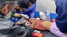 Palestinská holèièka v nemocnice aš-Šífa ve mìstì Gaza (8. listopadu 2023)