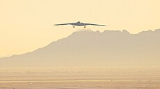 Americký stealth bombardér B-21 "Raider“ bìhem svého prvního letu v Palmdale v...