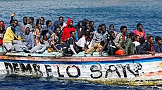 Skupina migrantù na døevìném èlunu èeká na vylodìní v pøístavu La Restinga na...
