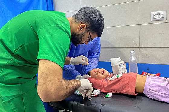 Palestinská holèièka v nemocnice aš-Šífa ve mìstì Gaza (8. listopadu 2023)