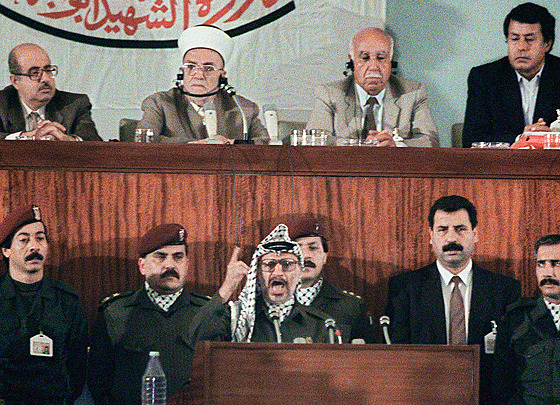 Pøedseda Organizace pro osvobození Palestiny (OOP) Jásir Arafat promlouvá ke...