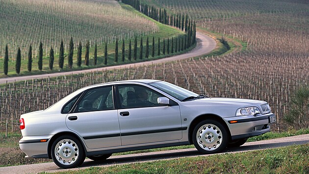Benzin E10 není schváleno pro Volva S/V40 z poloviny 90. let s motorem 1.8 GDI od Mitsubishi.