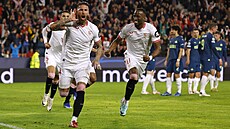 Sergio Ramos v dresu Sevilly se raduje po vstøelení gólu proti PSV.