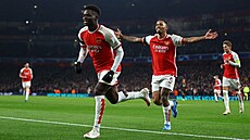 Fotbalisté Arsenalu útoèníci Bukayo Saka a Gabriel Jesus oslavují gól proti...
