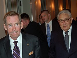 Americký exministr zahranièí Henry Kissinger s èeským exprezidentem Václavem...