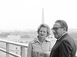 Americký ministr zahranièí Henry Kissinger s lídryní britských konzervativcù a...